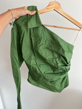 Blusa asimétrica verde oliva