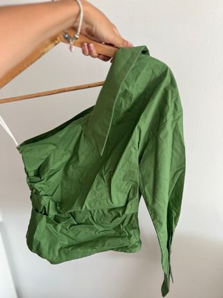 Blusa asimétrica verde oliva