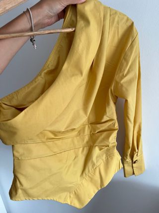 Blusa asimétrica amarilla