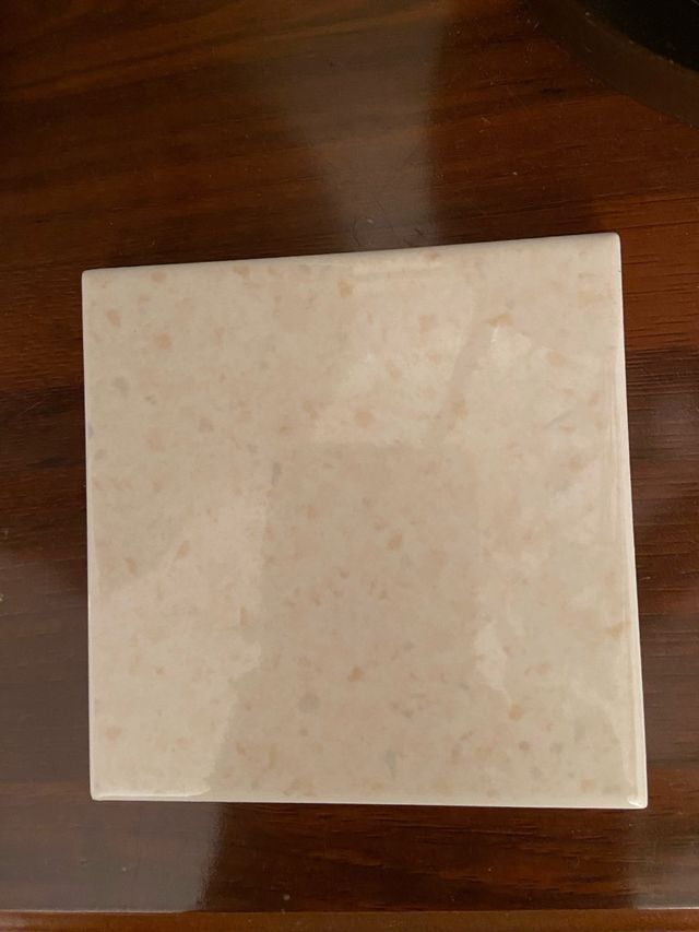 Baldosa porcelanica 10x10 cm beige.