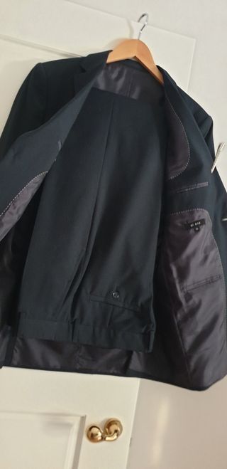 Traje azul marino elegante