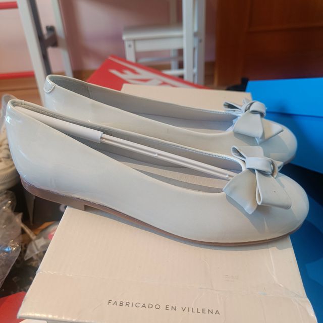 Zapato de comunión blanco roto, talla 34.