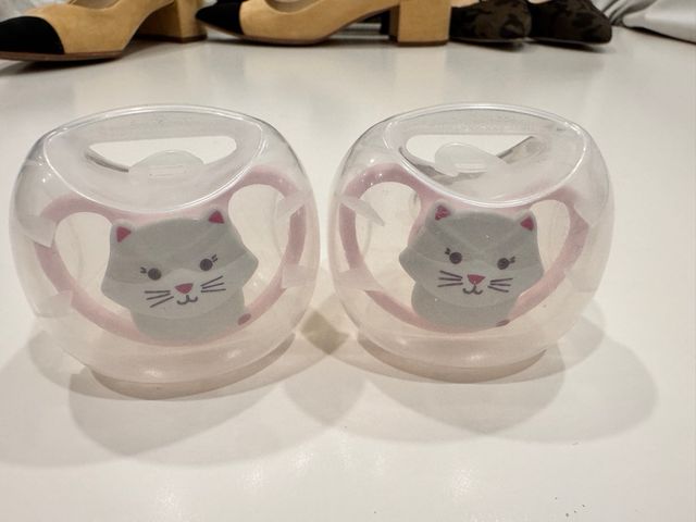 NUEVOS. 2 chupetes Nuk Space de silicona 06 meses