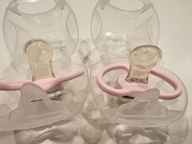 NUEVOS. 2 chupetes Nuk Space de silicona 06 meses