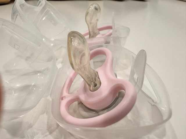 NUEVOS. 2 chupetes Nuk Space de silicona 06 meses