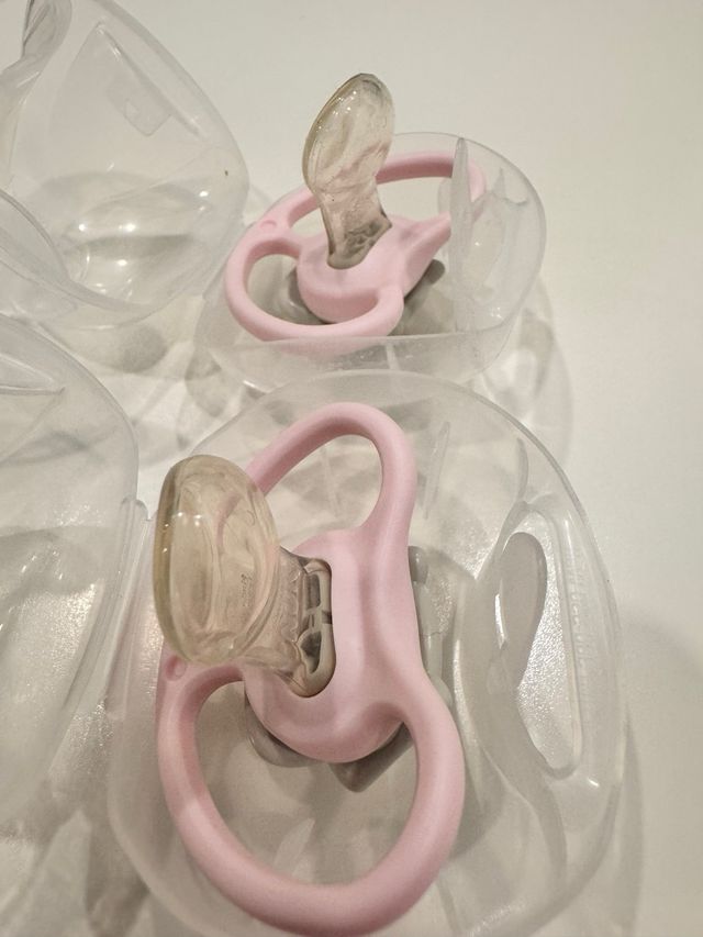 NUEVOS. 2 chupetes Nuk Space de silicona 06 meses