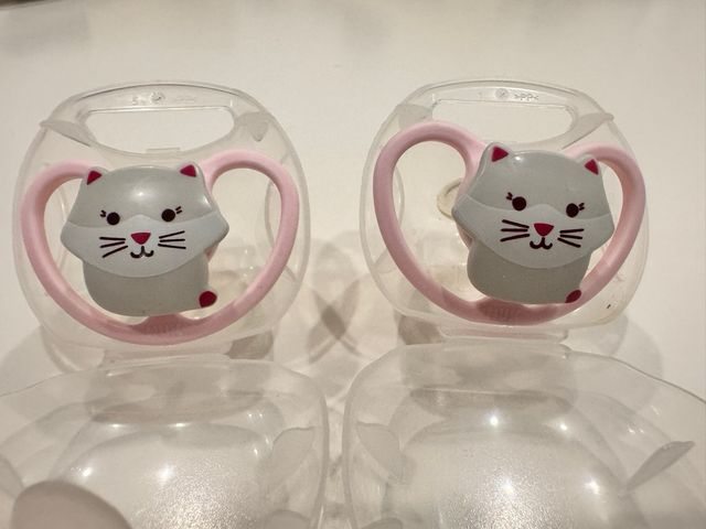 NUEVOS. 2 chupetes Nuk Space de silicona 06 meses