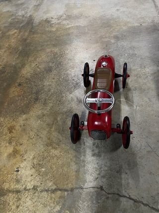 Coche infantil rojo vintage.
de madera.
