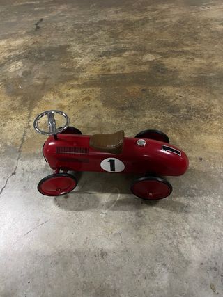 Coche infantil rojo vintage.
de madera.
