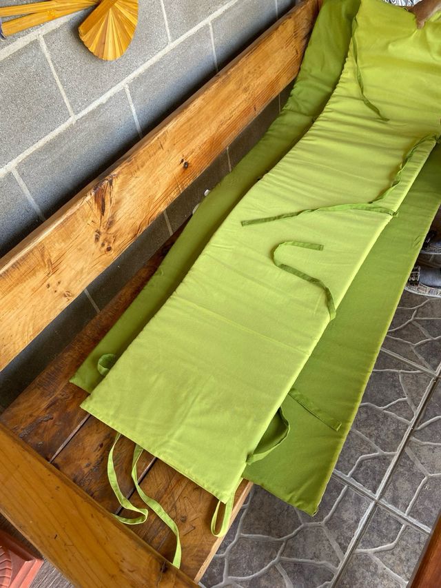 Sofá madera exterior - Cojines verdes