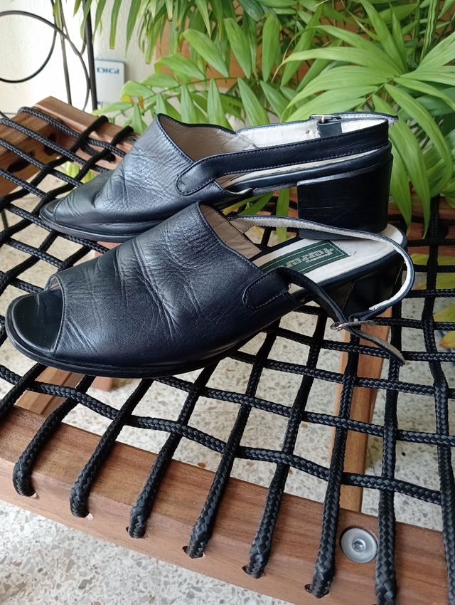 Sandalias negras mujer tacón bajo