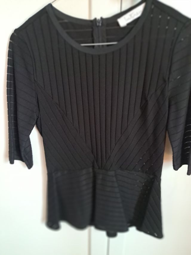 Top nero elegante a righe