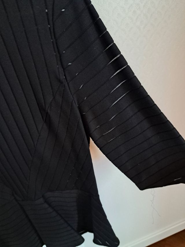 Top nero elegante a righe