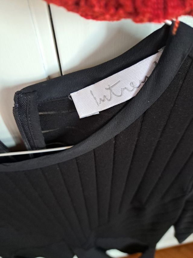 Top nero elegante a righe