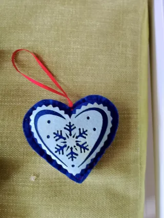 Árbol Navidad y adornos de fieltro.