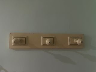 Perchero de madera beige - 3 ganchos