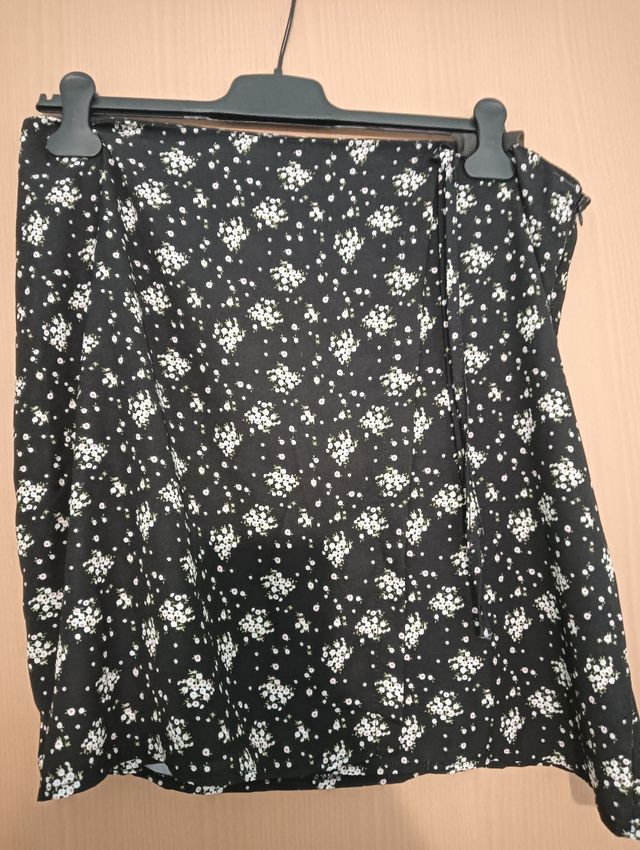 Falda negra estampada flores