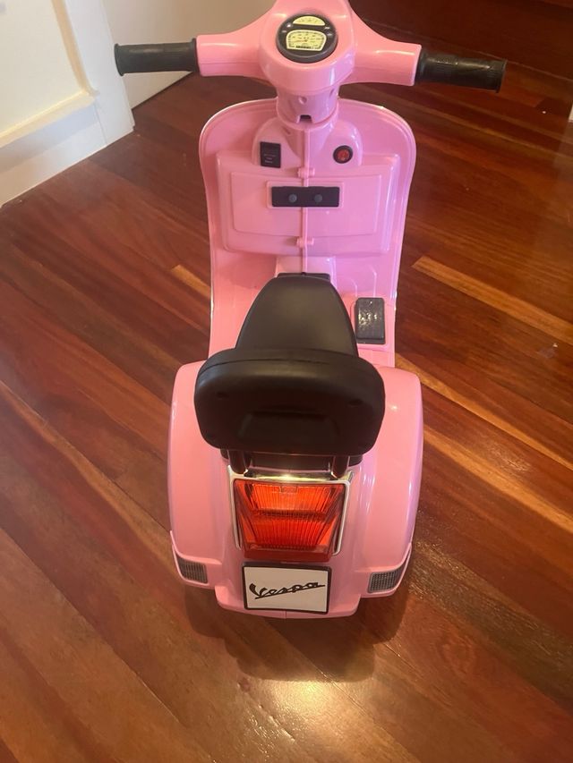 Moto Vespa eléctrica infantil rosa