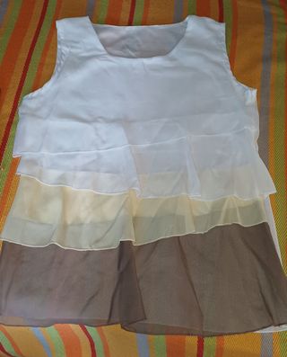 Blusa blanca y marrón con volantes de mujer.
