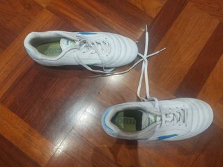 Zapatillas Joma fútbol - blancas y azules