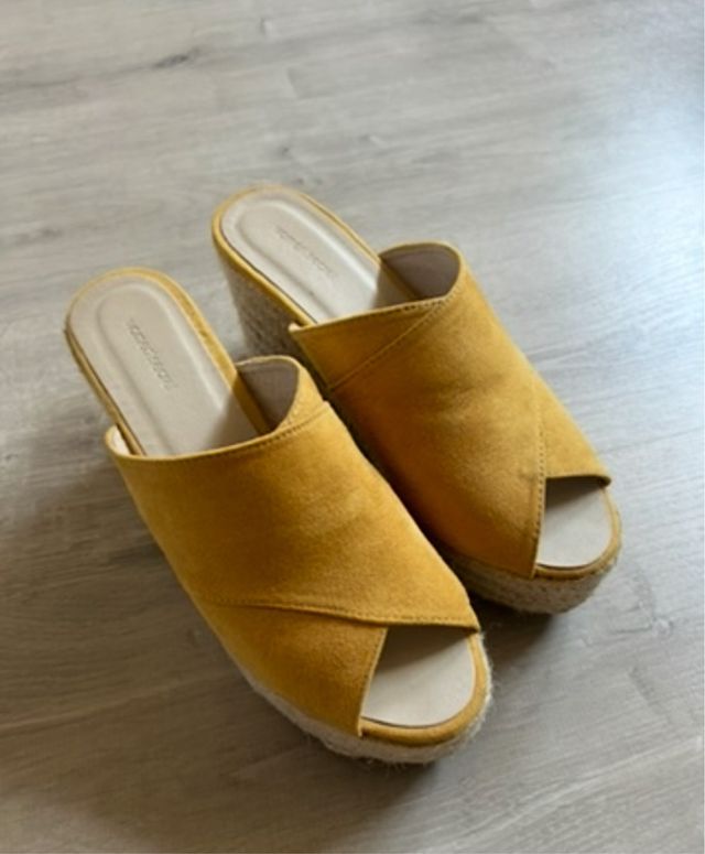 Zuecos color mostaza ante