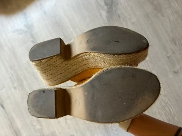 Zuecos color mostaza ante