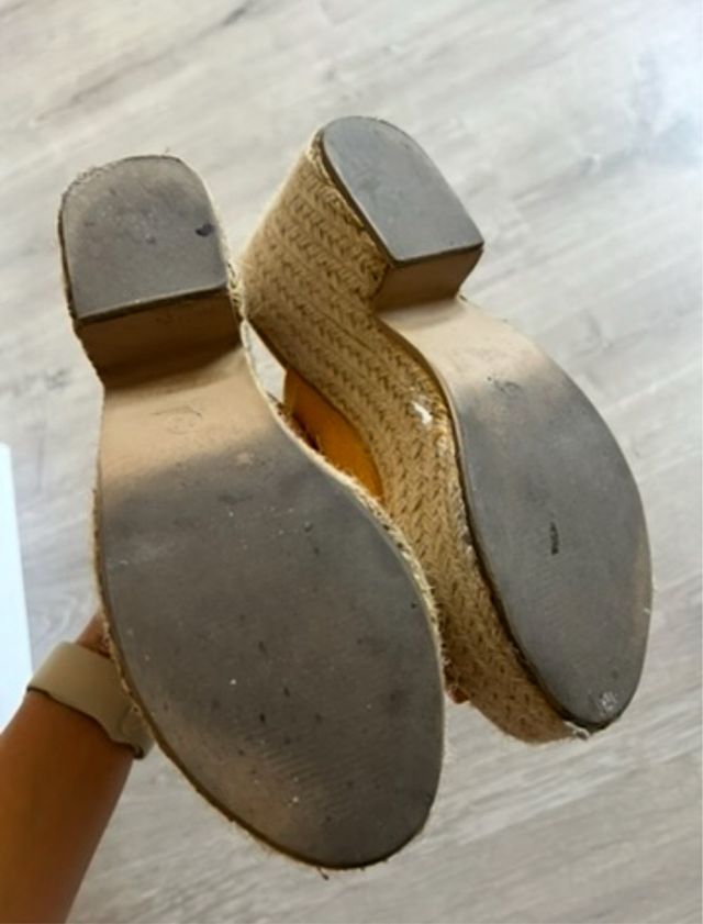 Zuecos color mostaza ante