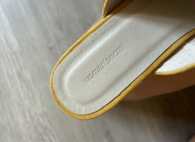 Zuecos color mostaza ante