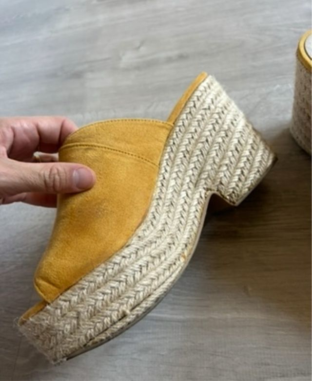 Zuecos color mostaza ante