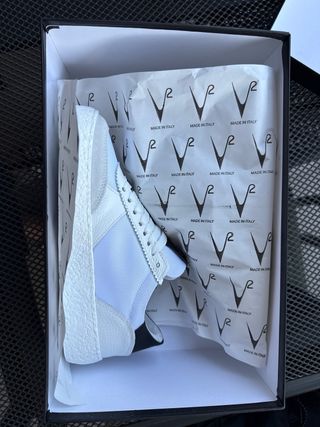 Sneakers V2 bianca con inserti neri