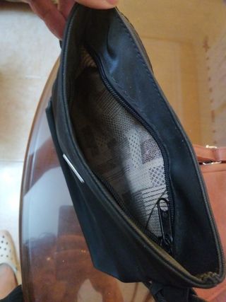 2 bolsos: marrón y negro