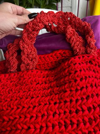 Bolsa playa roja tejida