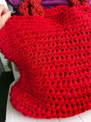 Bolsa playa roja tejida