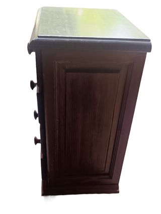 Mesita de noche de madera maciza estilo vintage.