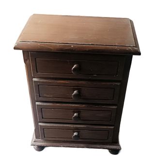 Mesita de noche de madera maciza estilo vintage.