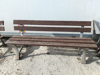 Banco madera y metal marrón
