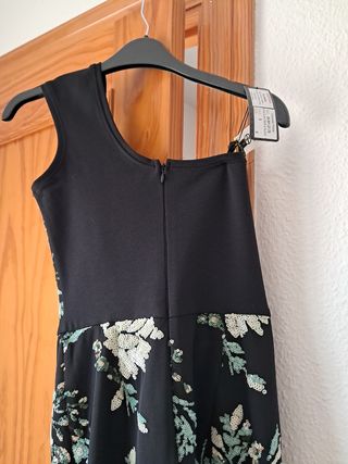 Vestido negro con flores blancas en lentejuelas