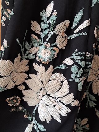 Vestido negro con flores blancas en lentejuelas