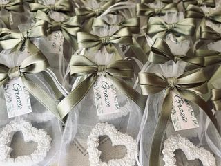 Bomboniere 24 cuori con fiocco verde salvia