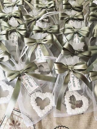 Bomboniere 24 cuori con fiocco verde salvia