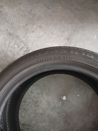 Neumáticos coche usados 235 /45/18-94-w..