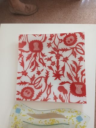 2 Platos de cristal; rojo y transparente