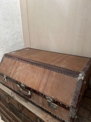 Baúl antiguo de madera marrón