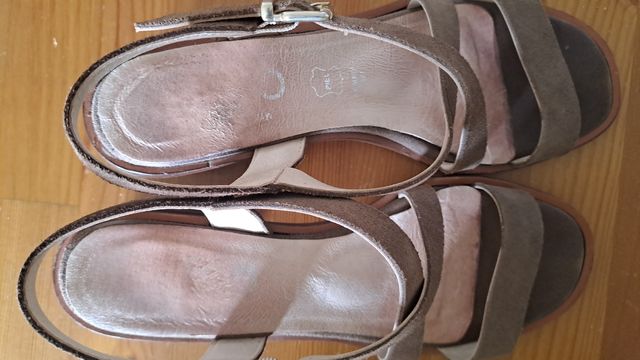 Sandalias ante marrón