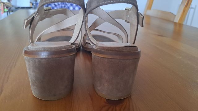 Sandalias ante marrón