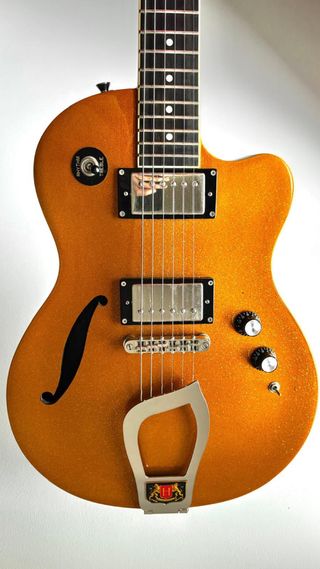 Guitarra Hagstrom D2F dorada con estuche rígido
