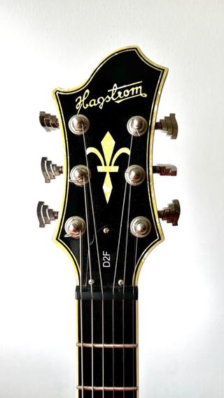 Guitarra Hagstrom D2F dorada con estuche rígido