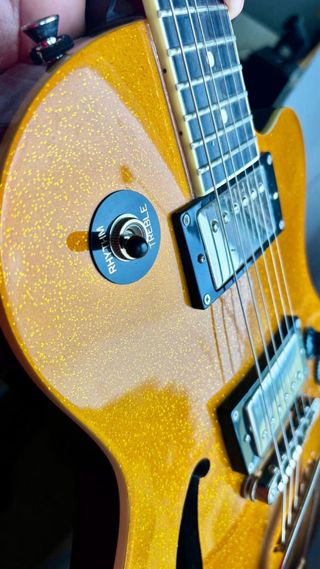 Guitarra Hagstrom D2F dorada con estuche rígido
