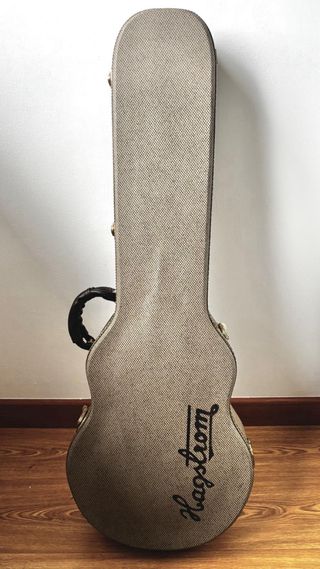 Guitarra Hagstrom D2F dorada con estuche rígido