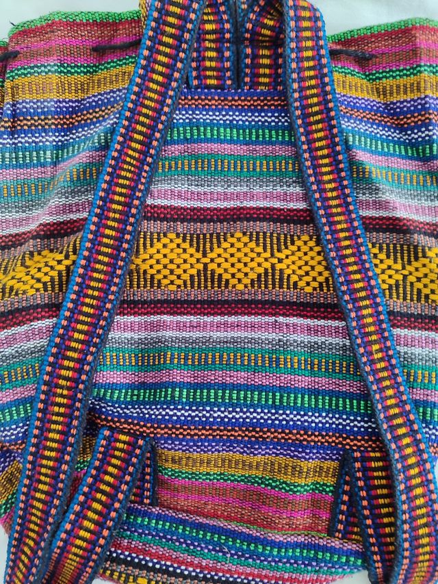 Mochila multicolor tejida